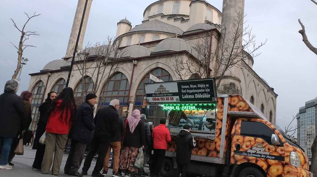 Hayır Lokması, Cami Önünde Lokma Dağıtımı, cami çıkışı, namaz çıkışı, cuma günü İstanbul lokma döktürme