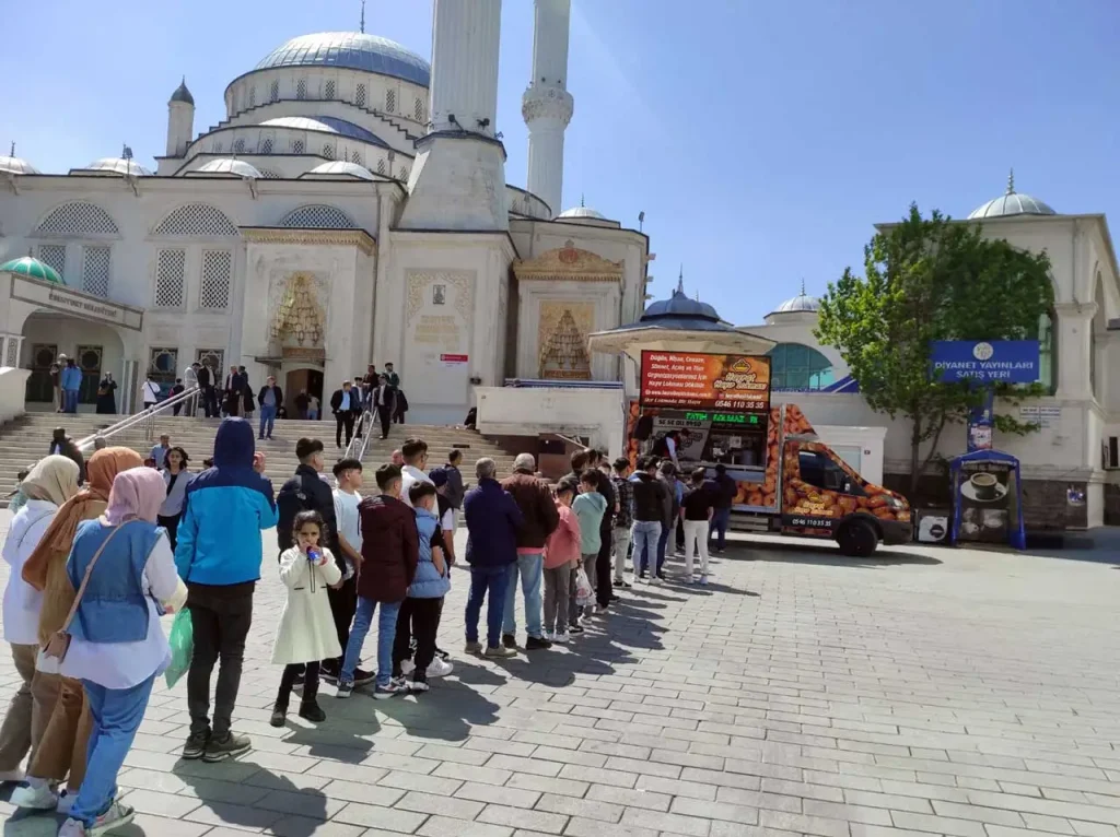 İstanbul Cami Çıkışı Lokma ve Cami Önünde Lokma Döktürme